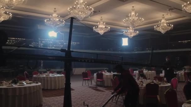 Kazan Tatarstan Russia 2022年9月9日 工人们用相机和麦克风推动建筑 同时用老式装饰慢动作推进空荡荡的餐厅 09年9月在喀山拍摄 — 图库视频影像