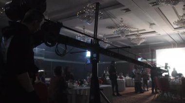 KAZAN, TATARSTAN RUSSIA - 09 Eylül 2022: Modern ekipmanlı üretim ekibi yavaş çekim yapan eski restoran salonunda çalışıyor. Film yapımı 9 Eylül 'de Kazan' da