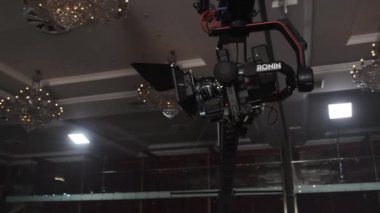 KAZAN, TATARSTAN RUSSİA - 09 Eylül 2022: Çekimlerdeki klasik restoran salonunda çekim yapmak için çağdaş kamera kullanmak. Film yapım süreci 9 Eylül 'de Kazan' da