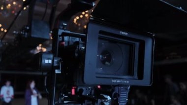 KAZAN, TATARSTAN RUSSİA - 09 Eylül 2022: Çekim makro görüntüsünde parıldayan ışıltılara karşı çağdaş dijital kamera mercekleri. 9 Eylül 'de Kazan' da film yapımı için profesyonel ekipman