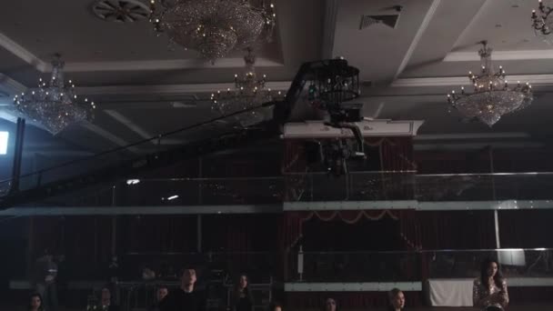 Kazan Tatarstan Russia 2022年9月9日 撮影セットスローモーションでヴィンテージレストランホールのホイストにカメラでテーブルで俳優を撮影 9月9日のデジタル機器使用状況 — ストック動画