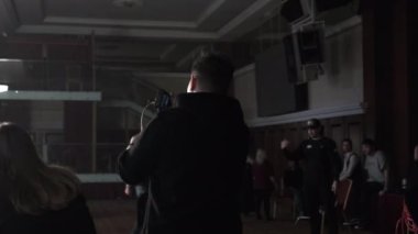 KAZAN, TATARSTAN RUSSİA - 09 Eylül 2022: Kameraman, restoran dekorasyonu yavaş çekimle çekim ekibinde video çekiyor. Profesyonel ekipman ve ekip 9 Eylül 'de Kazan' da