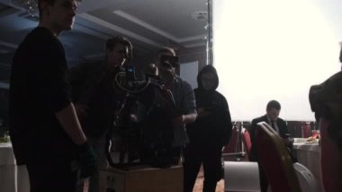 KAZAN, TATARSTAN RUSSİA - 09 Eylül 2022: Yetenekli film ekibi restoran salonu köşkünde yavaş çekimde çalışıyor. 2009 Eylül 'ünde Kazan' da çağdaş ekipmanlarla televizyon programının yapımı