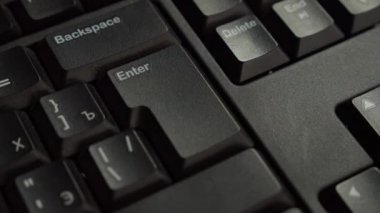 Mavi manikür ütülü kadın parmağı bilgisayarın klavyesine yaklaşır. Bilgi girmek için kullanılan aygıt