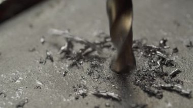 Heavy metal parçasında delik açmak ve atölyede yakın görüş alanında güçlü ekipmanlar kullanmak. Malzeme işleme teknolojisi