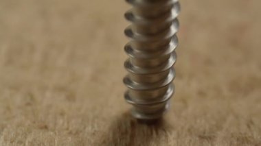 Kendi kendine dokunan vida atölye makro görüşünde pnömatik anahtarı ile ahşap detay yükleme. Ahşap işi teknolojisi
