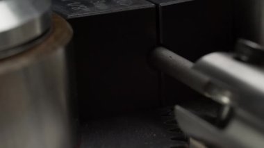 Çarklı tekerlek makro görüşlü metal tel halatı makineden geçiriyoruz. Fabrika atölyesinde çelik ürün işleme