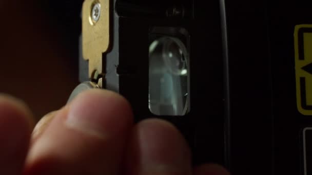 Pessoa Coloca Anel Metal Pequeno Para Dispositivo Digital Sala Luz — Vídeo de Stock