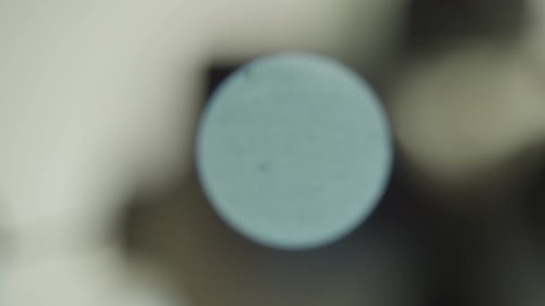 Glänsande Metallbultar Ljusets Ytvy Genom Mikroskoplinsen Kvalitetskontroll Modern Fästutrustning — Stockvideo