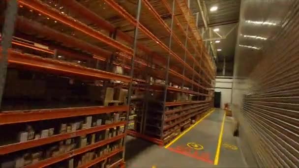 Karton Kutuları Olan Yüksek Raflar Ile Depodaki Forklift Yükleyicisi Arasındaki — Stok video