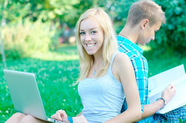 Щаслива дівчина з ноутбуком Стокова Картинка