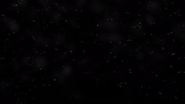 Odaklanamayan ve maviye boyanmış kar taneleri siyah arka planda dönüp parlıyor. Siyah zemine düşen Noel Karı. 4K 'da kar örtüsü. Alfa kanalı