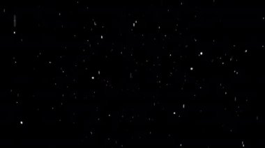 Kar yağıyor. 4K 'de siyah arka planda kar fırtınası. Şiddetli kar yağışı 4K yoğun kar fırtınasında siyah zemine düşüyor. Rüzgarla hareket eden kar taneleri. Kar fırtınası!.