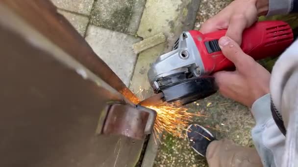 Mann Durchtrennt Türschloss Mit Schleifer Mühlenfunken — Stockvideo