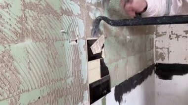 Seramik fayansları keski ve çekiçle söküyorum. Onarım işi