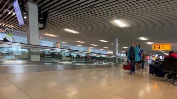 Amsterdam Países Bajos Noviembre 2021 Schiphol Airport Personas Con Máscaras — Vídeos de Stock