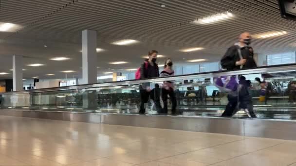 Amsterdã Holanda Novembro 2021 Aeroporto Schiphol Pessoas Com Máscaras Protectoras — Vídeo de Stock