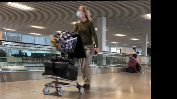 Amsterdam Belanda November 2021 Bandar Udara Schiphol Orang Bertopeng Pelindung — Stok Video