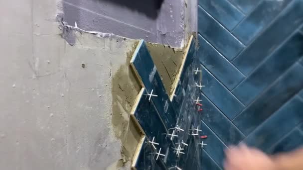 Fliesenleger Legt Keramikfliesen Die Wand — Stockvideo