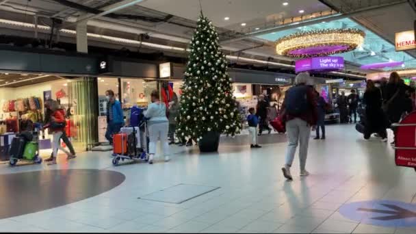 Άμστερνταμ Ολλανδία Νοέμβριος 2021 Αεροδρόμιο Schiphol Άνθρωποι Προστατευτικές Μάσκες Περπατούν — Αρχείο Βίντεο