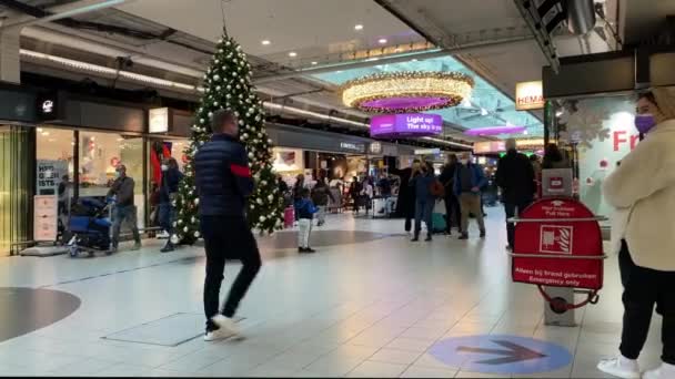 Amsterdam Pays Bas Novembre 2021 Aéroport Schiphol Des Gens Portant — Video