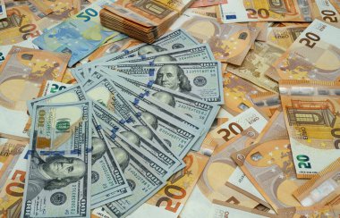 Arkaplan olarak 50 avro ve 100 dolarlık banknotlar. Yolsuzluk kavramı