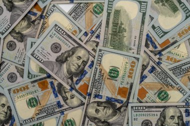 Arkaplan olarak 100 dolarlık banknotlar. Yolsuzluk kavramı