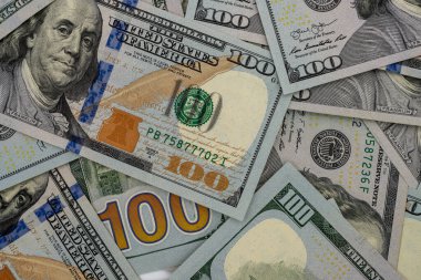 Arkaplan olarak 100 dolarlık banknotlar. Yolsuzluk kavramı