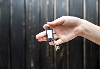 Koyu ahşap arka planda el ele tutuşmalar.