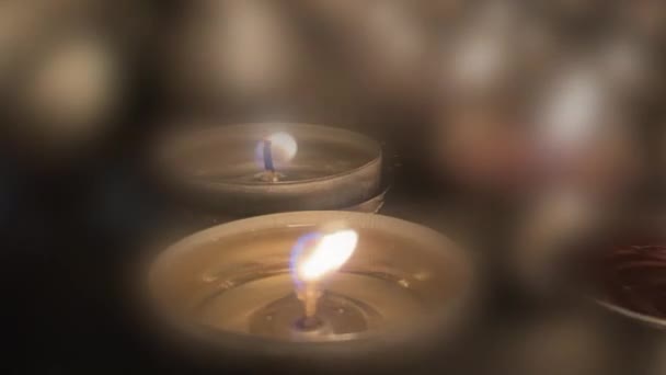 在黑暗中燃烧蜡烛的特写镜头 舒适的家居装饰 燃着蜡烛 装饰和圣诞概念 燃烧蜡烛 有选择的重点 — 图库视频影像