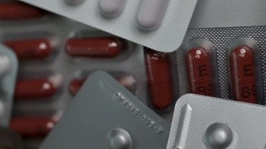 Su toplamış kapsüller. İlaçla su topladı. Haplar ve haplar. Yakın çekim. Seçici odak