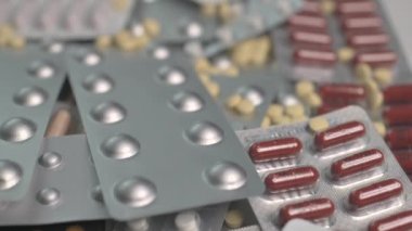 Seçici odaklanma. Su toplamış kapsüller. İlaçla su topladı. Haplar ve haplar. Yakın çekim.