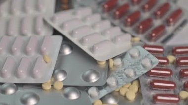 Seçici odaklanma. Su toplamış kapsüller. İlaçla su topladı. Haplar ve haplar. Yakın çekim.