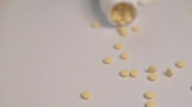 Seçici odaklanma. Su toplamış kapsüller. İlaçla su topladı. Haplar ve haplar. Yakın çekim.