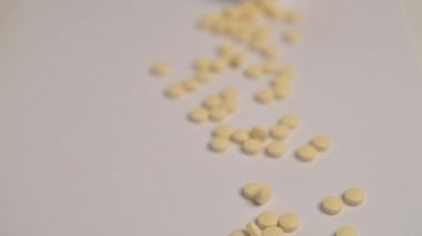 Seçici odaklanma. Su toplamış kapsüller. İlaçla su topladı. Haplar ve haplar. Yakın çekim.