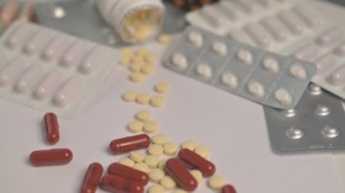 Seçici odaklanma. Su toplamış kapsüller. İlaçla su topladı. Haplar ve haplar. Yakın çekim.