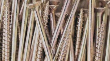 Marangozluk vidalarını çapraz kafayla yakın çekim. Masadaki sarı vidalar. Yüksek kalite. 4k görüntü