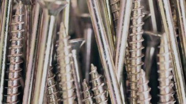 Marangozluk vidalarını çapraz kafayla yakın çekim. Masadaki sarı vidalar. Yüksek kalite. 4k görüntü