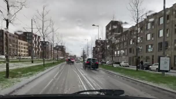 Grote Regendruppels Vallen Voorruit Van Een Voertuig Tijdens Het Rijden — Stockvideo