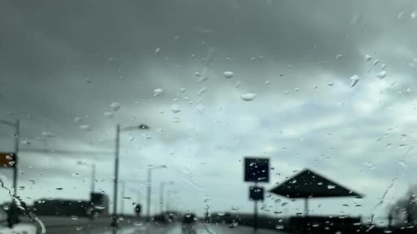 Grandes Gotas Lluvia Caen Sobre Parabrisas Vehículo Mientras Conduce Coche — Vídeos de Stock