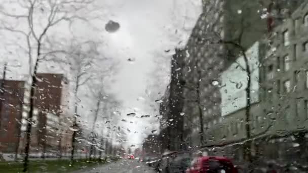 Velké Kapky Deště Padají Čelní Sklo Vozidla Během Jízdy Extrémní — Stock video
