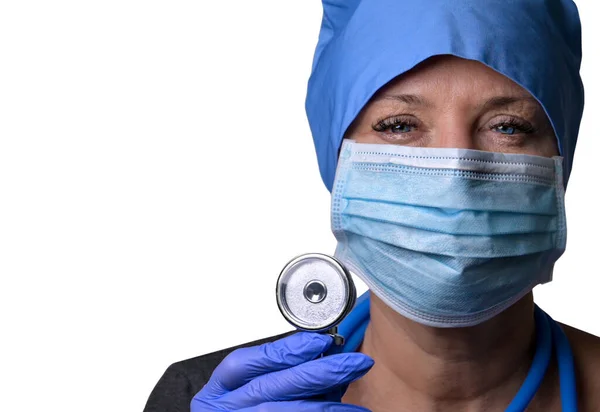 Una Doctora Con Una Máscara Médica Guantes Médicos Azules Sostiene — Foto de Stock
