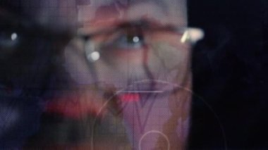 İşadamı monitör ekranına bakarak borsayı analiz ediyor. 