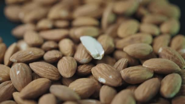 乾燥アーモンドナッツのマクロ撮影 ミネラルやビタミンが豊富なベジタリアン料理 選択的焦点 — ストック動画