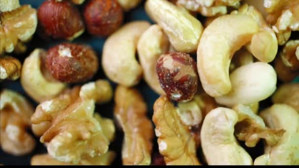 Вегетарианская Пища Богатая Минералами Витаминами Очищенные Орехи Селективный Фокус — стоковое видео