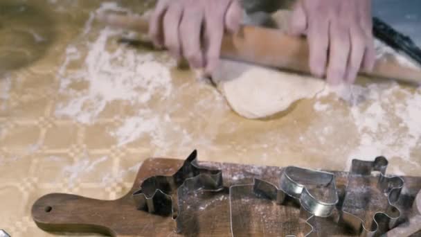 Den Teig Rollt Bäcker Mit Einem Nudelholz Auf Den Tisch — Stockvideo
