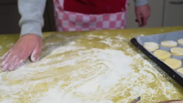 Szef Piekarni Nakłada Mąkę Ciasto Dziewczyna Ugniata Ciasto Robi Domowe — Wideo stockowe