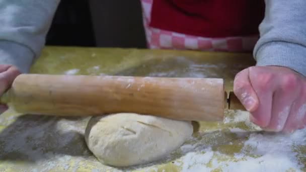 Piekarz Wyrzuca Ciasto Wałkiem Stole Proces Przygotowania Biczowania Ciasta Skupienie — Wideo stockowe
