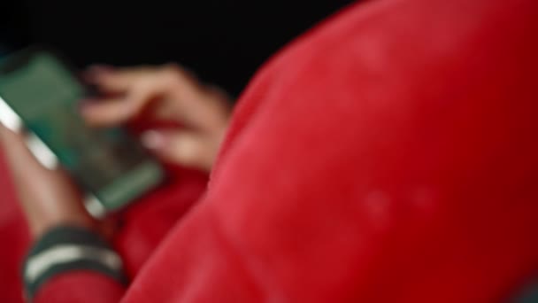 Primer Plano Una Mujer Con Abrigo Rojo Usando Internet Teléfono — Vídeos de Stock