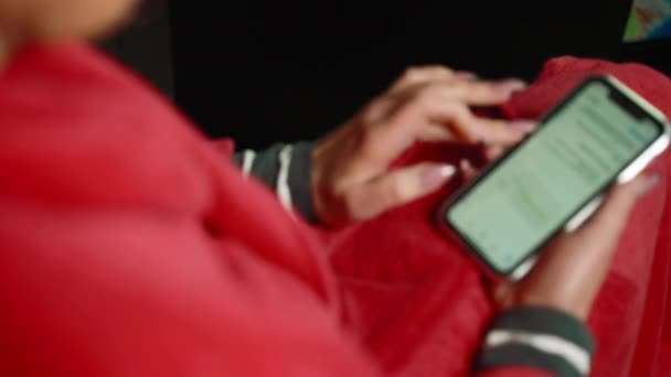 Крупный План Женщины Красном Пальто Использующей Интернет Телефоне Черном Фоне — стоковое видео